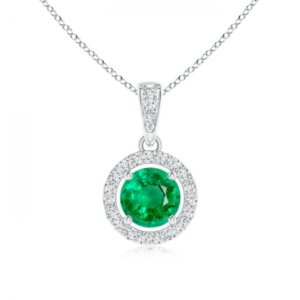 Colgante de oro blanco con esmeralda ovalada rodeada de pequeños diamantes