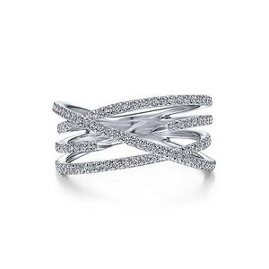 Anillo de compromiso con diseño moderno y diamantes engastados