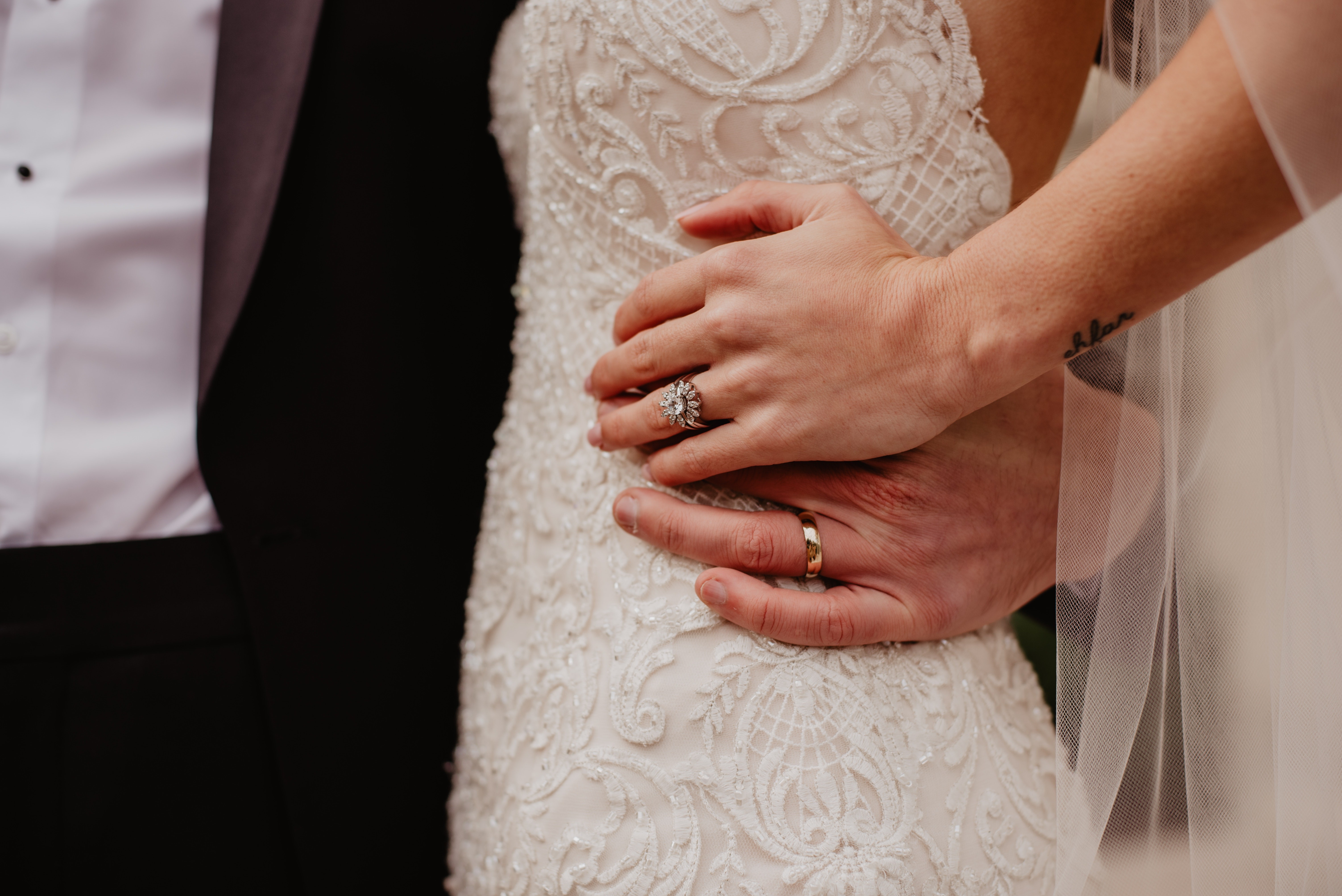 Ant kurios rankos nešioti sužadėtuvių ir vestuvinį žiedą?